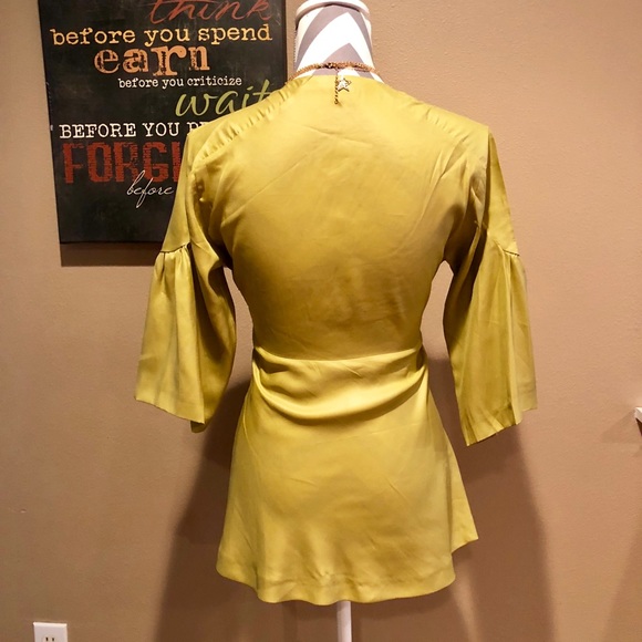 Italian Designed Fitted Bloused Sleeve Top - Picture 3 of 6